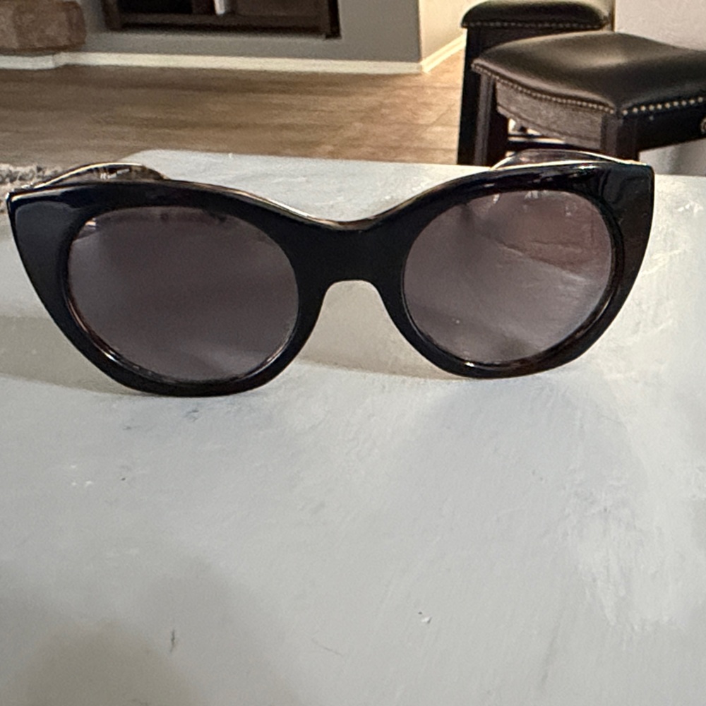 Chic Black Sunglasses